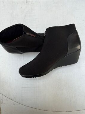 Munro Women's Black Wedge Ankle Boots - Comfortable Front Zip. Size 9W.